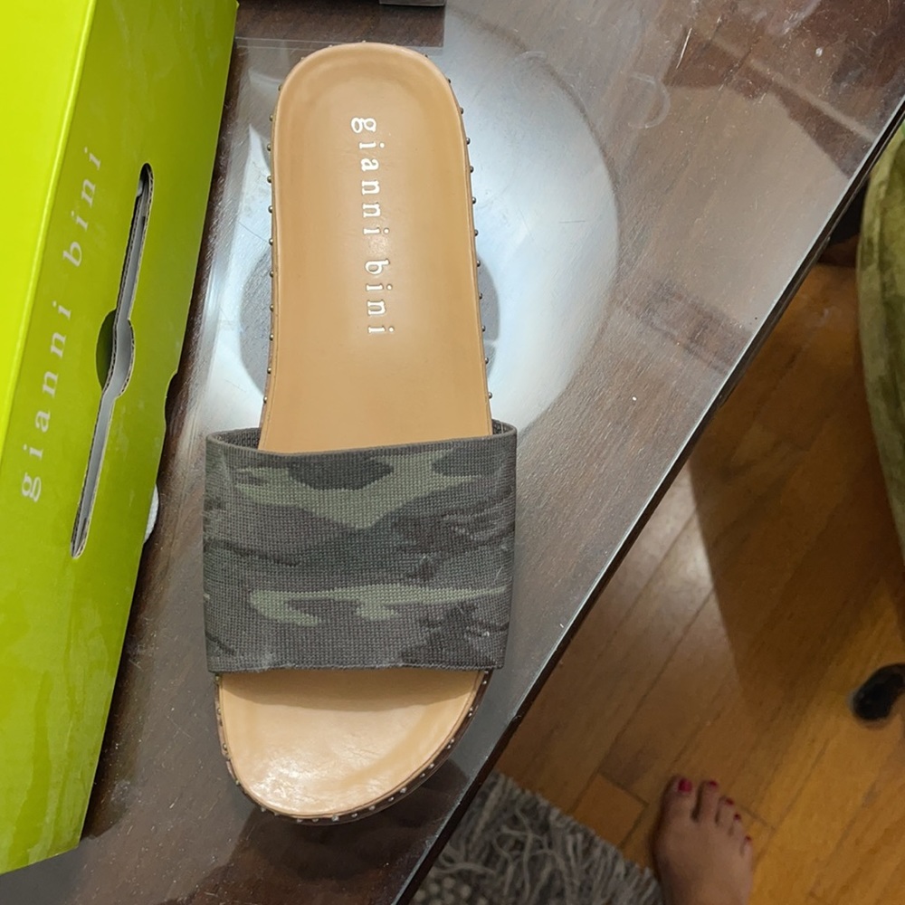 Gianni Bini Camo Slides size 9 - Picture 3 of 5